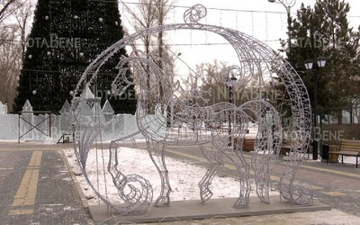 Символ года – Огненную лошадь установили в Черногорском парке