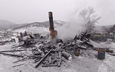 Двухквартирный дом, гараж, баню и сарай уничтожил пожар в Коммунаре