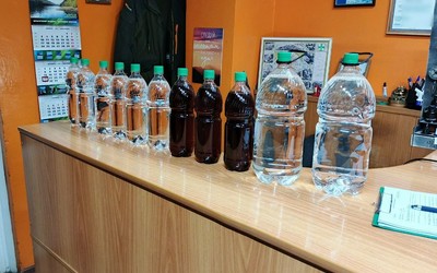 Хотел подработать к празднику: в автомастерской в Саяногорске изъяли суррогатный алкоголь