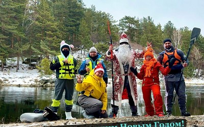 Саяногорцы устроили новогодний сплав с Дедом Морозом по Енисею
