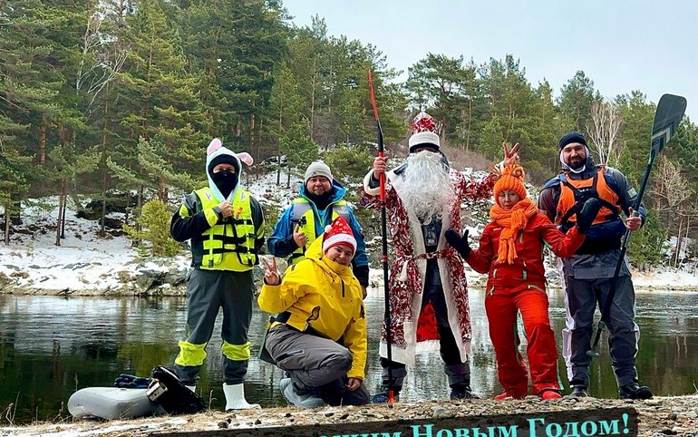 Саяногорцы устроили новогодний сплав с Дедом Морозом по Енисею