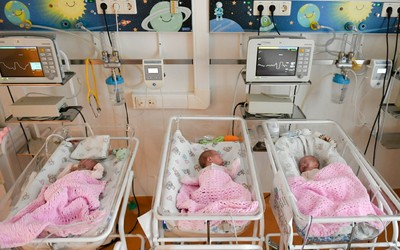 По миллиону за рождение тройняшек получат две семьи в Хакасии. Все крохи - девочки