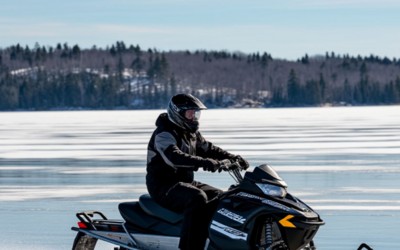 Снегоходчик провалился под лед на Ивановских озерах и погиб