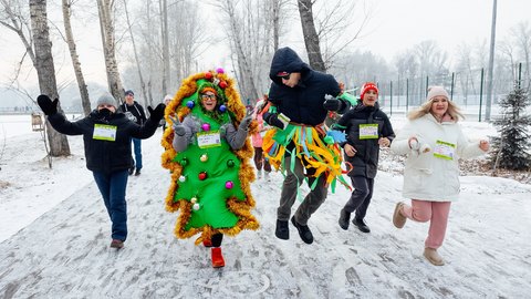 Елки, Деды Морозы и Гринч вышли на первоянварский «Забег обещаний» в Абакане