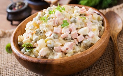 Больше 200 ведер оливье смыли в канализацию красноярцы