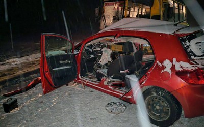 Виновник смертельного ДТП с детским автобусом и легковушкой под Минусинском под стражей 