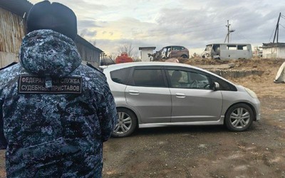 Приставы поймали алиментщика, записавшись к нему на полировку фар в Абакане