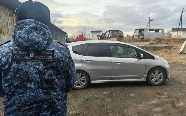Приставы поймали алиментщика, записавшись к нему на полировку фар в Абакане