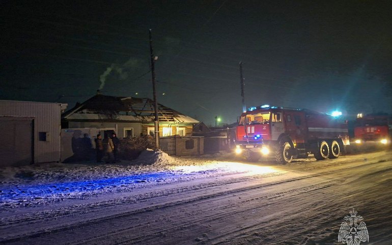 Двух человек из горящего дома спасли пожарные в Усть-Абакане