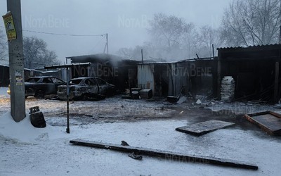 Гаражи с машинами и надворные постройки горели в Абакане. Пожарные успели вынести баллоны