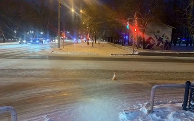 На пешеходном переходе в Абакане сбили женщину. У нее сломан крестец 