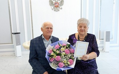 Неразлучны со студенчества: «изумрудную» свадьбу отметила семья Каргополовых в Абакане