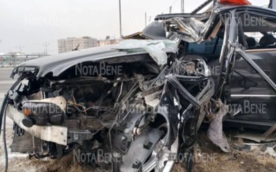 Mercedes врезался в столб на Некрасова в Абакане