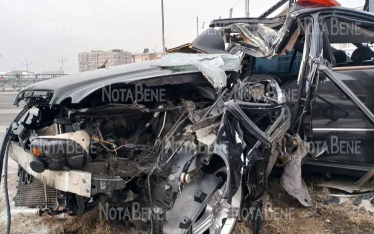 Mercedes врезался в столб на Некрасова в Абакане