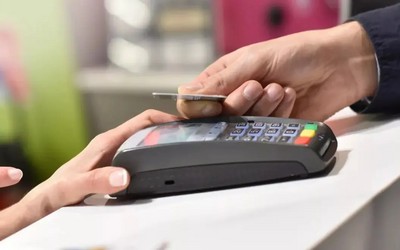 Абаканцу, устроившему шопинг по алкомаркетам с чужой картой, грозит срок