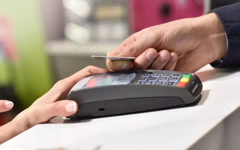 Абаканцу, устроившему шопинг по алкомаркетам с чужой картой, грозит срок
