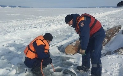 Машина с водителем, провалившаяся на Красноярском водохранилище, на глубине 65 метров