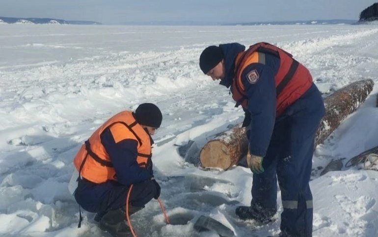 Машина с водителем, провалившаяся на Красноярском водохранилище, на глубине 65 метров