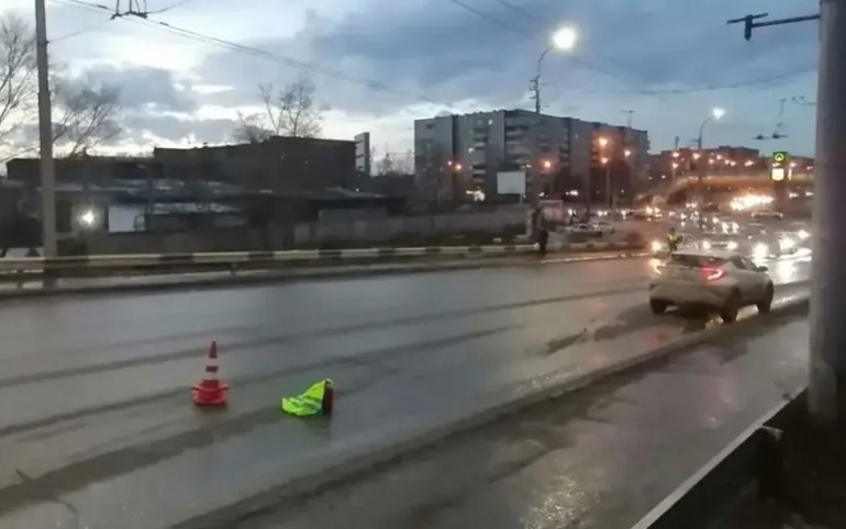 78-летний пенсионер попал под колеса на виадуке по Мира в Абакане