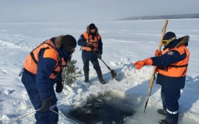 Тело мужчины, провалившегося под лед Красноярского водохранилища, достали с глубины 65 метров