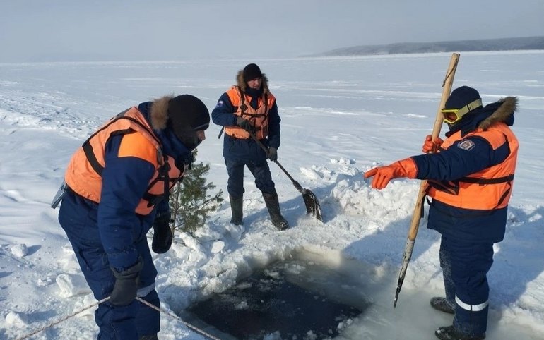 Тело мужчины, провалившегося под лед Красноярского водохранилища, достали с глубины 65 метров