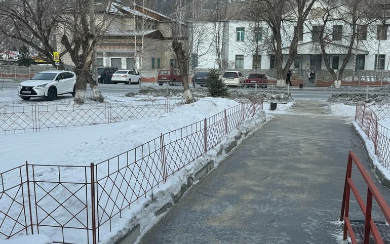 Из-за гололеда в Абазе не вышел городской автобус, а школьников отправили на дистанционку