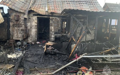 Дом выгорел в абаканском садовом обществе. Эвакуироваться успели взрослый с тремя детьми