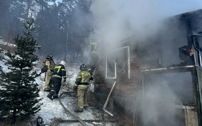 Пожары в чайхане, сауне и домах тушили в Хакасии в выходные