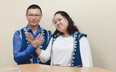В национальных нарядах пришли молодожены в абаканский ЗАГС