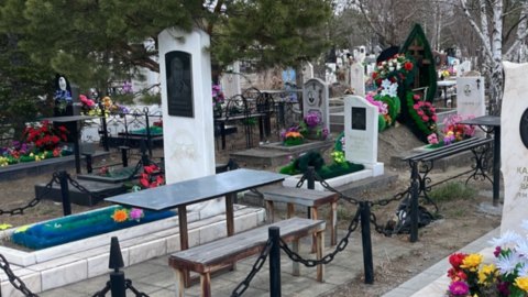 К уборке приступили на абаканских кладбищах