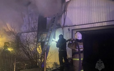 8 палов травы и жилые дома тушили в Хакасии