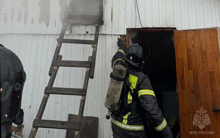 Жилой дом и мусоровоз тушили в Хакасии в минувшие сутки