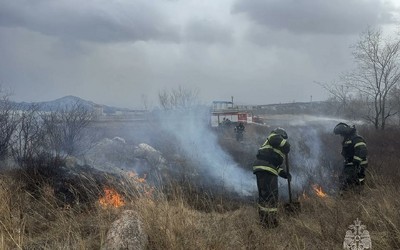 Восемь палов травы потушили в Хакасии за выходные