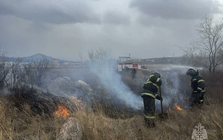 Восемь палов травы потушили в Хакасии за выходные