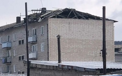 Кровлю жилого дома сорвало в Абазе из-за сильного ветра