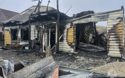 Дом с гаражом, степной пожар в 3 км и мусорную площадку тушили в Хакасии