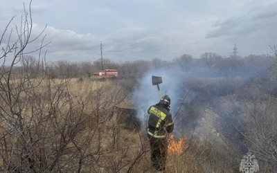Палы травы тушили в Абакане, Черногорске и Усть-Абаканском районе