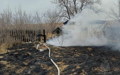 Крупный пожар, площадью 800 квадратов, тушили в черногорском СНТ «Залив»