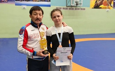 Софья Агафонова из Хакасии взяла бронзу первенства России по женской борьбе