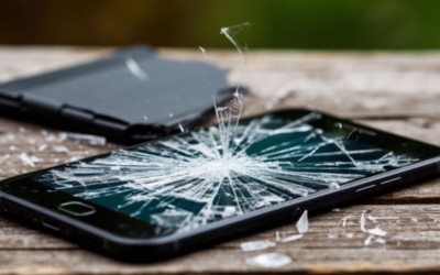 Алиментщик разбил свой смартфон в отделении судебных приставов в Абакане