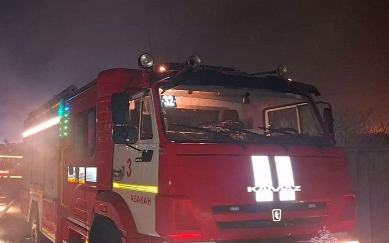 Пожар в детском саду в Сорске тушили спасатели. Эвакуировались 16 взрослых и 50 детей