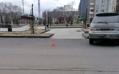 6-летнего мальчика сбили в Саяногорске. Он ехал на самокате