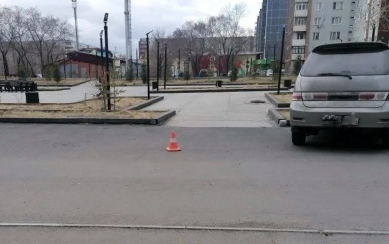 6-летнего мальчика сбили в Саяногорске. Он ехал на самокате