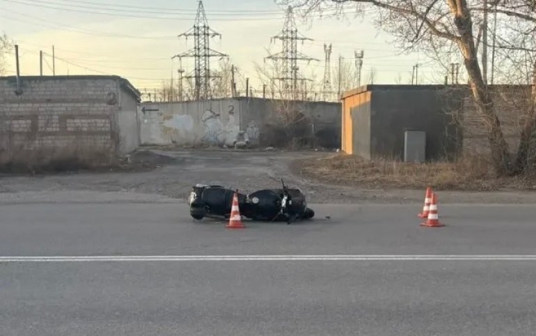 Мотоциклист-бесправник получил тяжелые травмы в Абакане
