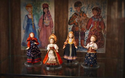 Кукольный мир народных костюмов: в абаканском музее истории КрасЖД открыли выставку