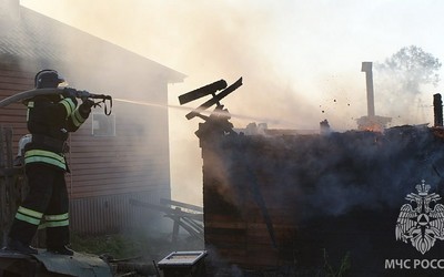 Горели гаражи с машинами: крупный пожар тушили в Усть-Бюре