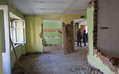 Вскрыли полы и снимают штукатурку в библиотеке на Богдана Хмельницкого в Абакане