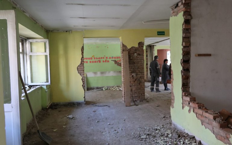 Вскрыли полы и снимают штукатурку в библиотеке на Богдана Хмельницкого в Абакане