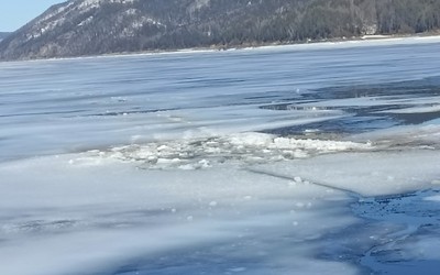 Еще одна машина ушла под лед на Красноярском водохранилище