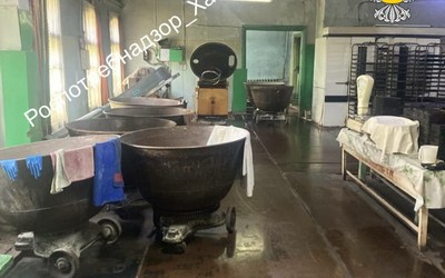 Владельца пекарни в Коммунаре, где покупатели отравились эклерами, обязали оплатить лабораторные исследования
